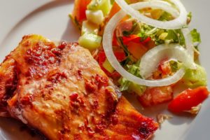 salmão 300x200 - Os 7 Alimentos que não podem faltar no Cardápio da Dieta Saudável